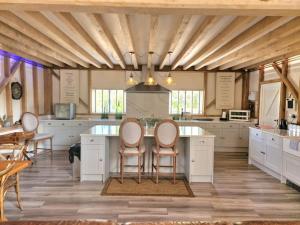 Una cocina o cocineta en The Dairy Cottage with hot tub & pizza oven