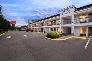 parking przed hotelem w obiekcie Econo Lodge Inn & Suites Ocean Springs - Biloxi w mieście Ocean Springs