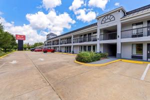 budynek z parkingiem przed nim w obiekcie Econo Lodge Inn & Suites Ocean Springs - Biloxi w mieście Ocean Springs