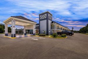 budynek z ciężarówką zaparkowaną przed nim w obiekcie Econo Lodge Inn & Suites Ocean Springs - Biloxi w mieście Ocean Springs