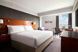 una camera d'albergo con letto e scrivania di Paris Marriott Rive Gauche Hotel & Conference Center a Parigi