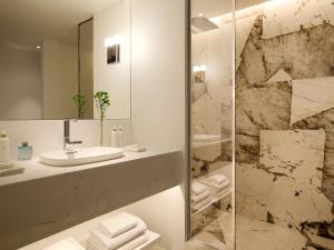 Un baño de The Roc Club, A Grecotel Hotel To Live