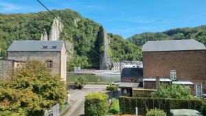 - Vistas a una ciudad con río y montañas en L Orchidée, en Dinant