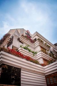 un bâtiment avec des fleurs sur son côté dans l'établissement Best Western Plus Hotel Stofella, à Guatemala