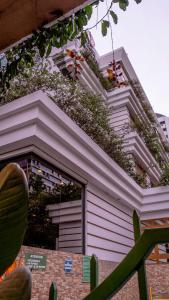 un bâtiment avec des plantes sur son côté dans l'établissement Best Western Plus Hotel Stofella, à Guatemala