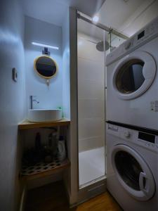 a bathroom with a sink and a washing machine at BIG FLAT - LE CALA - Hypercentre - 4 chambres, 13 personnes, proche plage gare et parking, WIFI, Air Conditioning l GROUPE l BUSINESS l FAMILLE in Nice