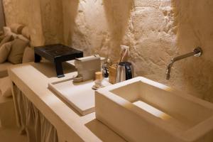 bagno con lavandino bianco in camera di Il Suq Lecce Luxury Apartment a Lecce