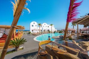 Bazén v ubytovaní Amethyst Luxury Suites Oia alebo v jeho blízkosti