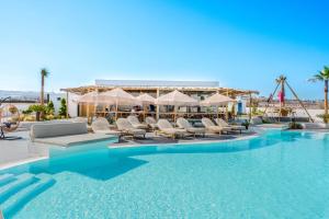 Bazén v ubytovaní Amethyst Luxury Suites Oia alebo v jeho blízkosti