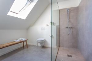 een badkamer met een toilet en een glazen douche bij Hotel Bla Bla in Brugge