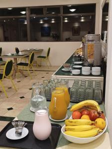 een aanrecht met fruit en sap op een tafel bij ATLAS TOWER HOTEL in Buenos Aires