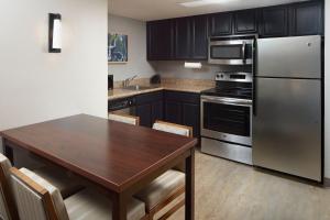 Virtuve vai virtuves zona naktsmītnē Residence Inn Arlington Rosslyn