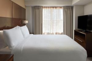 Gulta vai gultas numurā naktsmītnē Residence Inn Arlington Rosslyn