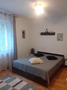 מיטה או מיטות בחדר ב-Apartament PARTER CU GRADINA