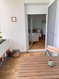 ein Wohnzimmer mit einer Tür zu einem Schlafzimmer in der Unterkunft Appartment Weitblick in Eisenstadt