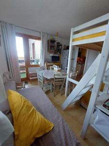 Zona d'estar a appartement aux coches 6-8 personnes 1 chambre 23m2