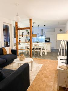 sala de estar con sofá y mesa en Ferienwohnung Sauke, en Uelzen