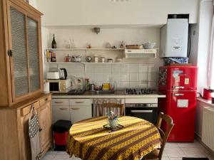 Dapur atau dapur kecil di Les volets bleus à 20 minutes de la Baie de Somme