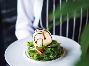 Makanan di atau berdekatan hotel