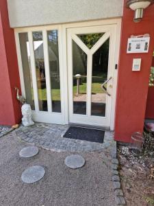 una porta d'ingresso di una casa con porte in vetro di Residence Moai a Erlangen