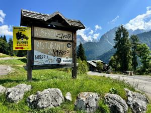 una señal al costado de una carretera en Albergo Ristorante Al Fratè da Streza, en Madonna di Campiglio