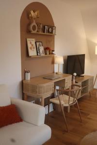 Un televizor și/sau centru de divertisment la Gemütliches Boho Studio Apartment in der Altstadt Kronbergs