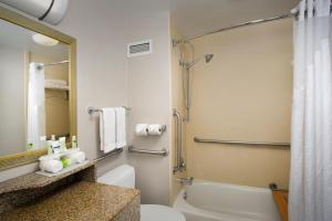 Kamar mandi di Holiday Inn Express Baltimore At The Stadiums, an IHG Hotel