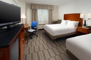 Televisi dan/atau pusat hiburan di Holiday Inn Express Baltimore At The Stadiums, an IHG Hotel