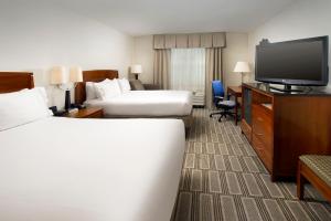 Tempat tidur dalam kamar di Holiday Inn Express Baltimore At The Stadiums, an IHG Hotel