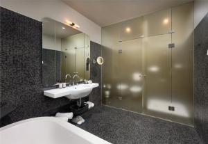 Um banheiro em Verno House Budapest, Vignette Collection, an IHG Hotel