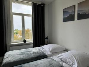 Una cama o camas en una habitación de Moderne 4 Zimmer Apartment mit Bergblick Stadtzentrum Contactless Check-in