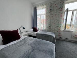 Una cama o camas en una habitación de Moderne 4 Zimmer Apartment mit Bergblick Stadtzentrum Contactless Check-in