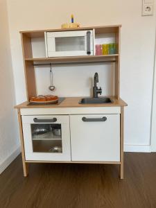 una piccola cucina con lavandino e forno a microonde di Hyggepartment Erlangen Zentrum a Erlangen