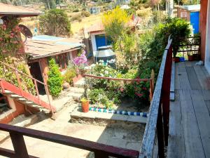 - un balcon avec un bouquet de plantes et de fleurs dans l'établissement kaypi rosas wasi Amantani, à Ocosuyo