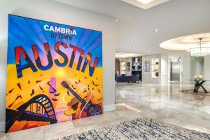 une grande fresque murale dans une chambre avec une guitare dans l'établissement Cambria Hotel Austin Uptown near the Domain, à Austin