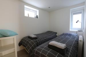 A bed or beds in a room at DUINUNDER In de duinen, loopafstand naar 't strand