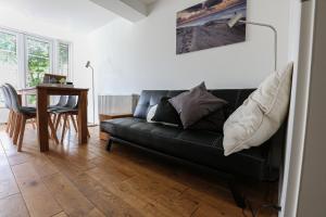 A seating area at DUINUNDER In de duinen, loopafstand naar 't strand