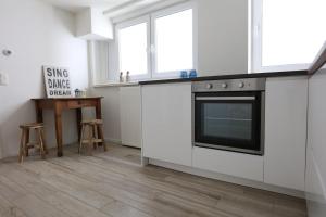 A kitchen or kitchenette at DUINUNDER In de duinen, loopafstand naar 't strand