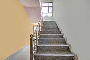 un conjunto de escaleras en un edificio con ventana en Super Hotel O Valley Meadow, en Srinagar