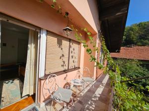 un balcone con 2 sedie e un tavolo su un edificio di Prenociste Chardak a Tuzla