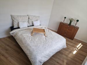 Un dormitorio con una cama con una mesa de madera. en Apartament w centrum, en Kętrzyn