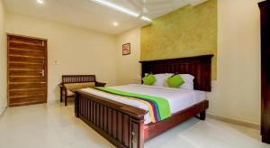 um quarto com uma cama e uma cadeira em Fort Malabar Residency em Ernakulam