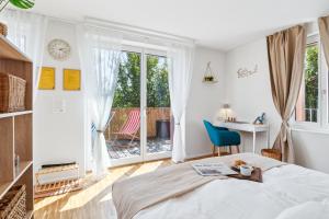 Postel nebo postele na pokoji v ubytování Business I Family Apartment I 1-4 Personen - Aare Blick, nahe Altstadt I Beamer - 99" Leinwand I Terrassen Lounge und Parkplatz