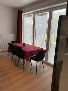 a dining room with a table and chairs and a window at Flat vane & Soun in Waterloo