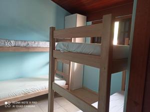 Zimmer mit Etagenbett und 2 Etagenbetten in einem Zimmer in der Unterkunft Litoral Norte Pousada in Caraguatatuba