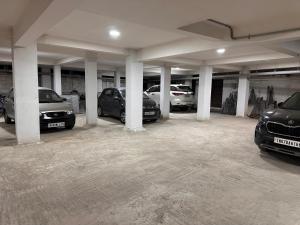 uma grande garagem com carros estacionados nela em MPS Sai Palace em Tiruvannāmalai