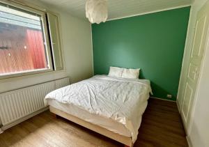 Cama ou camas em um quarto em Townhouse with sauna and private parking in Tampere