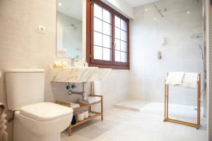 A bathroom at Apartamentos La Canal