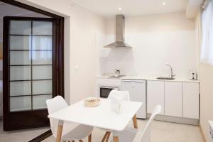 A kitchen or kitchenette at Apartamentos La Canal