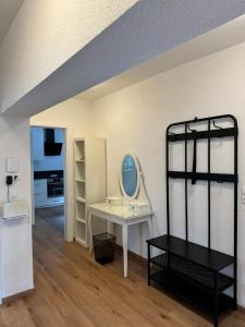 - une chambre avec des lits superposés et un miroir dans l'établissement Apartments Oliver, Axams, à Innsbruck